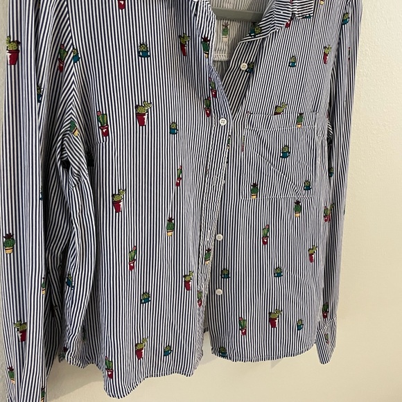 Cute button down 😍 - Picture 2 of 5